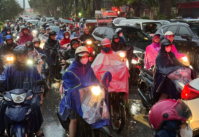 Previsions meteorologiques de Hanoï demain matin 1er octobre avec de fortes a tres fortes pluies. Photo : Vu Linh