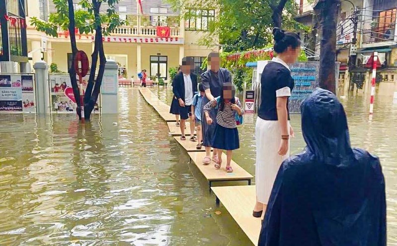 Nguyen Tat Thanh Secondary and High School (Hanoi) has a path so that students do not have to wade through water to return home after school. Photo: Provided by parents