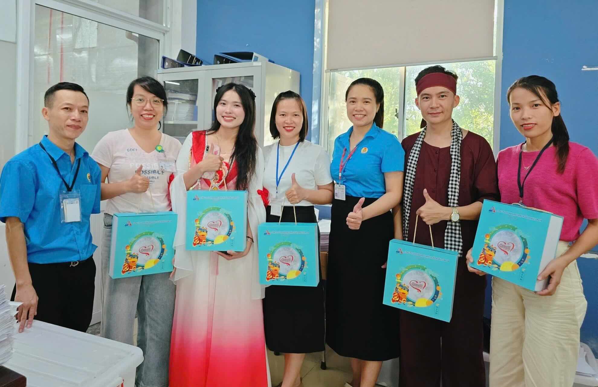 Union members and workers were excited to receive gifts from Son Ha Hue Trade Union. Photo: Son Ha Hue