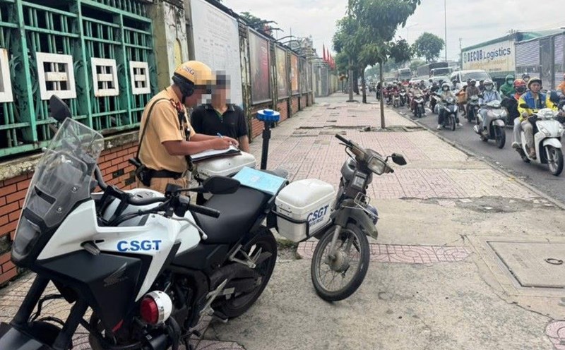 An Suong Traffic Police Team handled a case of a motorbike driver driving on the sidewalk. Photo: PC08