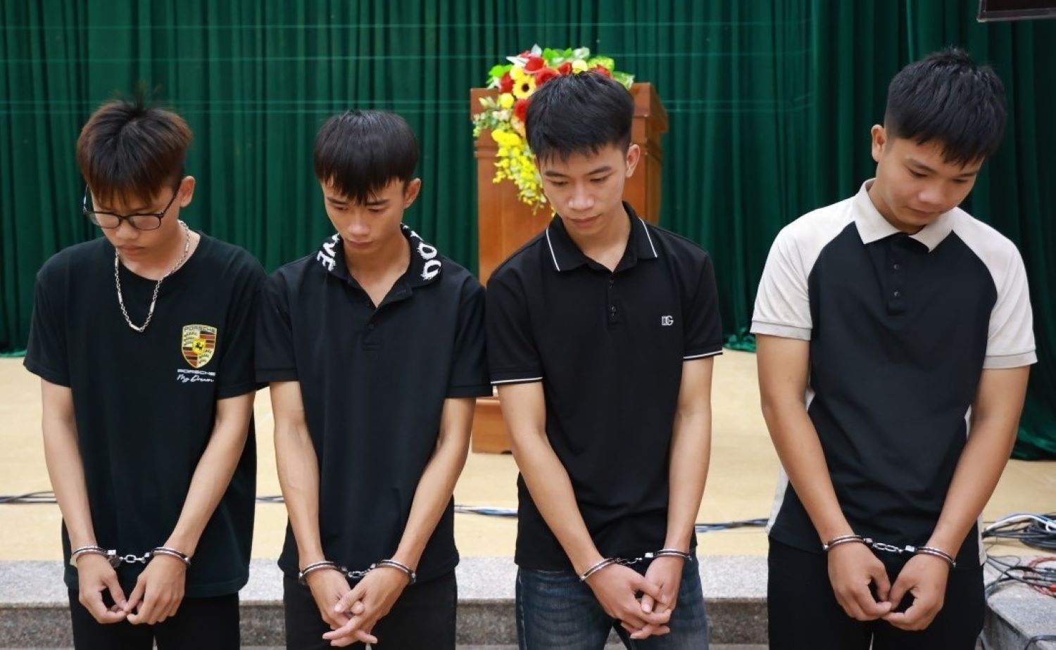 Los sujetos Tran Nhat Hao Le Van Tu Le Minh Tai Nguyen Tuan Ngoc (de izquierda a derecha) fueron procesados y detenidos temporalmente. Foto: Policia Provincial de Quang Tri