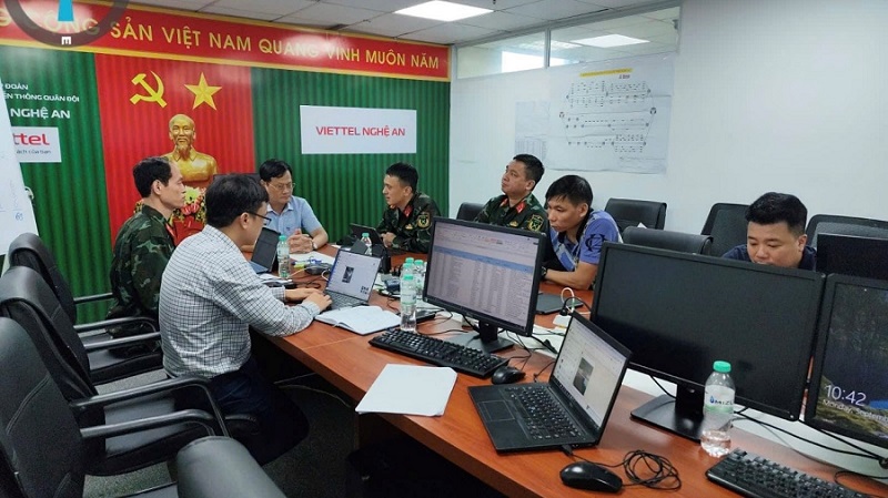 Giam doc So Khoa hoc Cong nghe tinh Nghe An truc tiep nam bat tinh hinh ung cuu thong tin tai Viettel Nghe An
