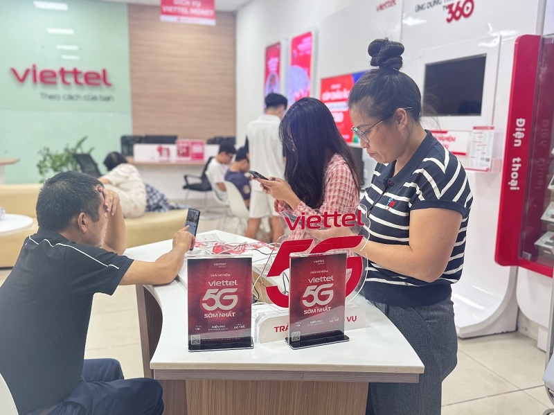 Cua hang Viettel duoc bo tri thanh cac diem sac dien thoai mien phi