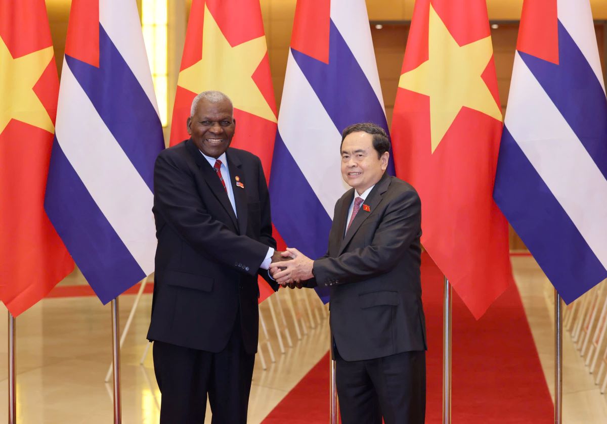 Politburo member and National Assembly Chairman Tran Thanh Man welcomed Cuban President Esteban Lazo Hernandez. Photo: Hai Nguyen