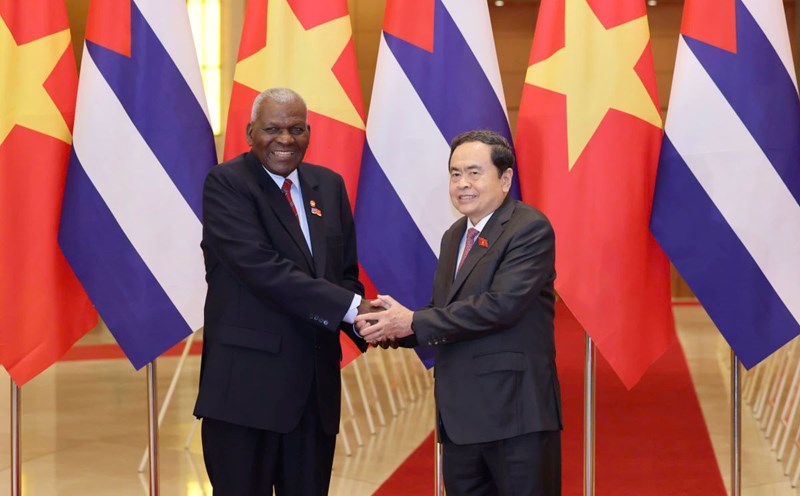 Politburo member and National Assembly Chairman Tran Thanh Man welcomed Cuban President Esteban Lazo Hernandez. Photo: Hai Nguyen