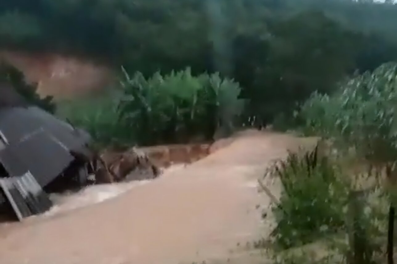 Les pluies et les inondations ont provoque la rupture des berges et l'isolement de nombreux menages de la commune de Tien Luong. Photo : Fournie par les habitants.