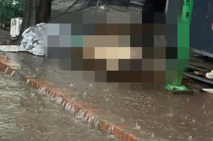 The man was found dead on a day of storms and floods in Hanoi. Photo: D.X.
