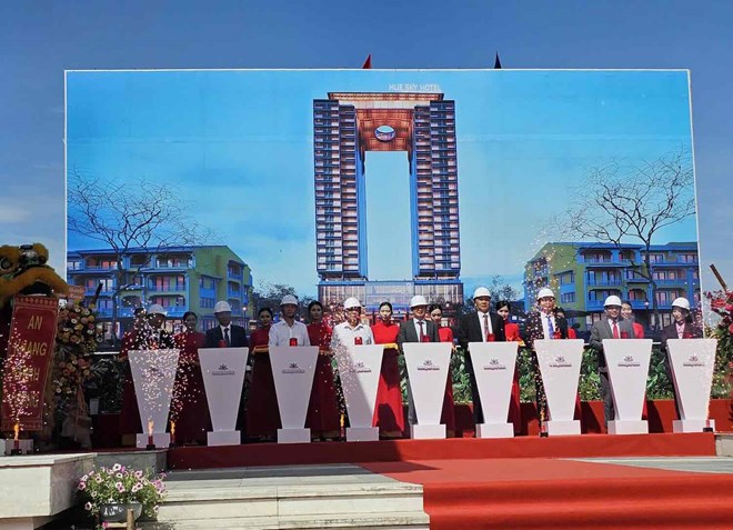 Lanh dao thanh pho Hue thuc hien nghi thuc khoi cong cong trinh khach san 5 sao ngay gan khu nha o xa hoi. Anh: Phuc Dat