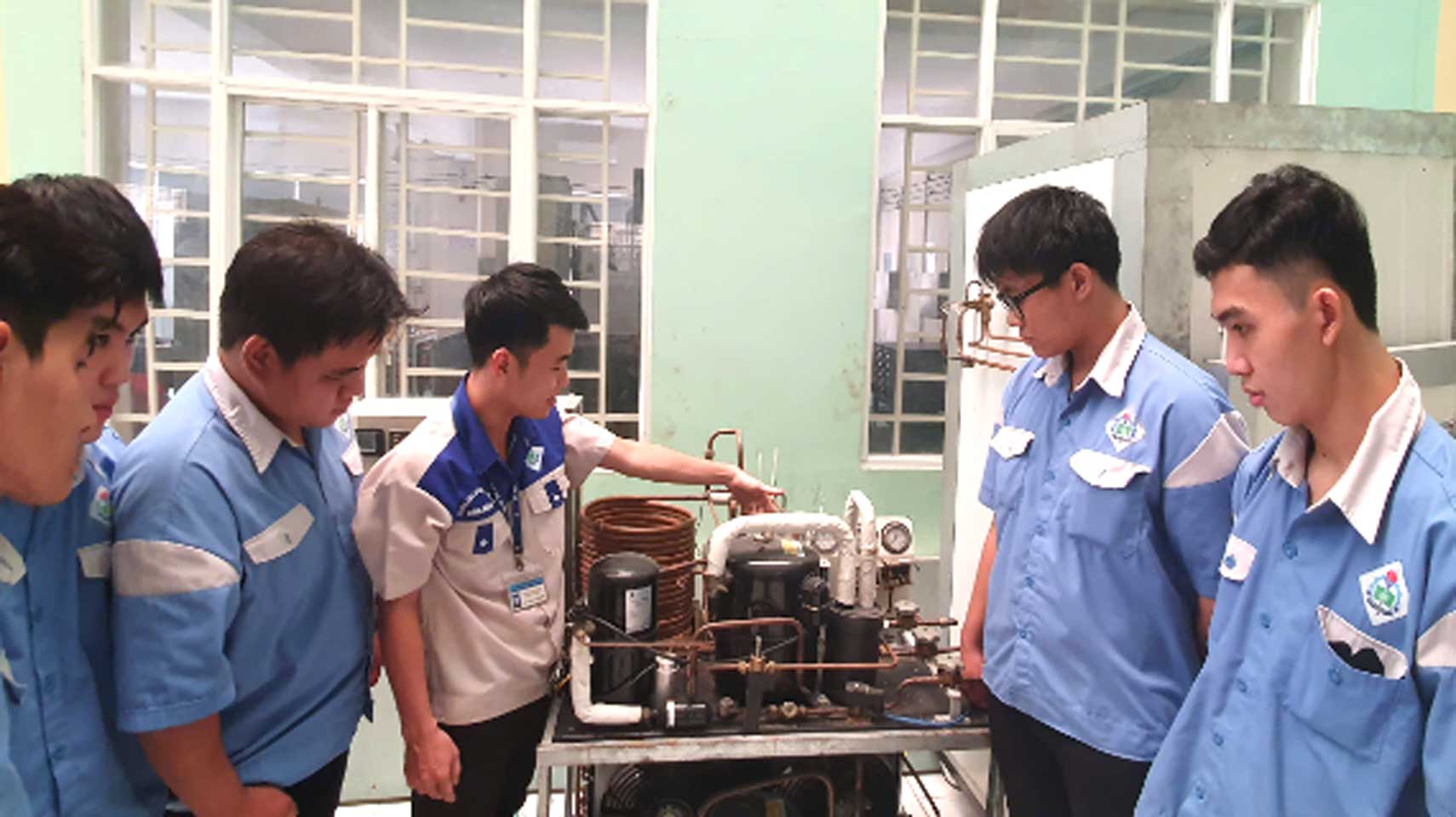 Viec tang cuong dao tao nhan luc la giai phap can co doi voi cac doanh nghiep trong hanh trinh chuyen doi xanh. Anh: Truong Cao dang nghe Can Tho