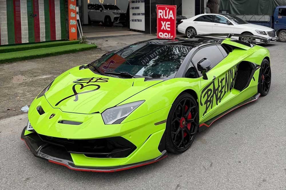 Lamborghini Aventador LP700-4 Roadster with SVJ package appears on Hanoi streets. Photo: Do Anh Luong