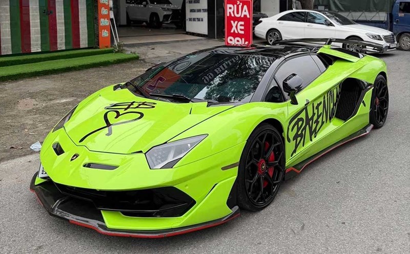 Lamborghini Aventador LP700-4 Roadster with SVJ package appears on Hanoi streets. Photo: Do Anh Luong