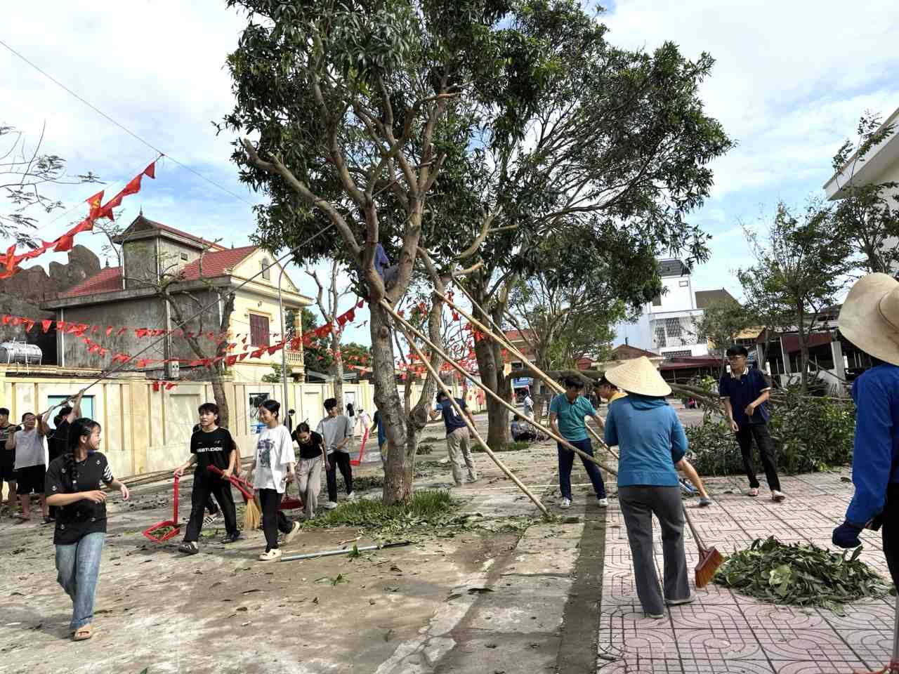 Truong THPT Nghi Loc 3 don dep cay gay do, sua chua co so vat chat, chuan bi don hoc sinh tro lai truong sau bao so 10. Anh: Ngoc Anh