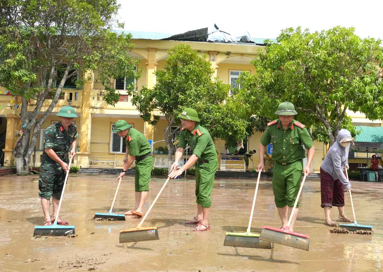 Cong an phuong Cua Lo ho tro Truong Tieu hoc Thu Thuy khac phuc bao so 10. Anh: Ngoc Anh