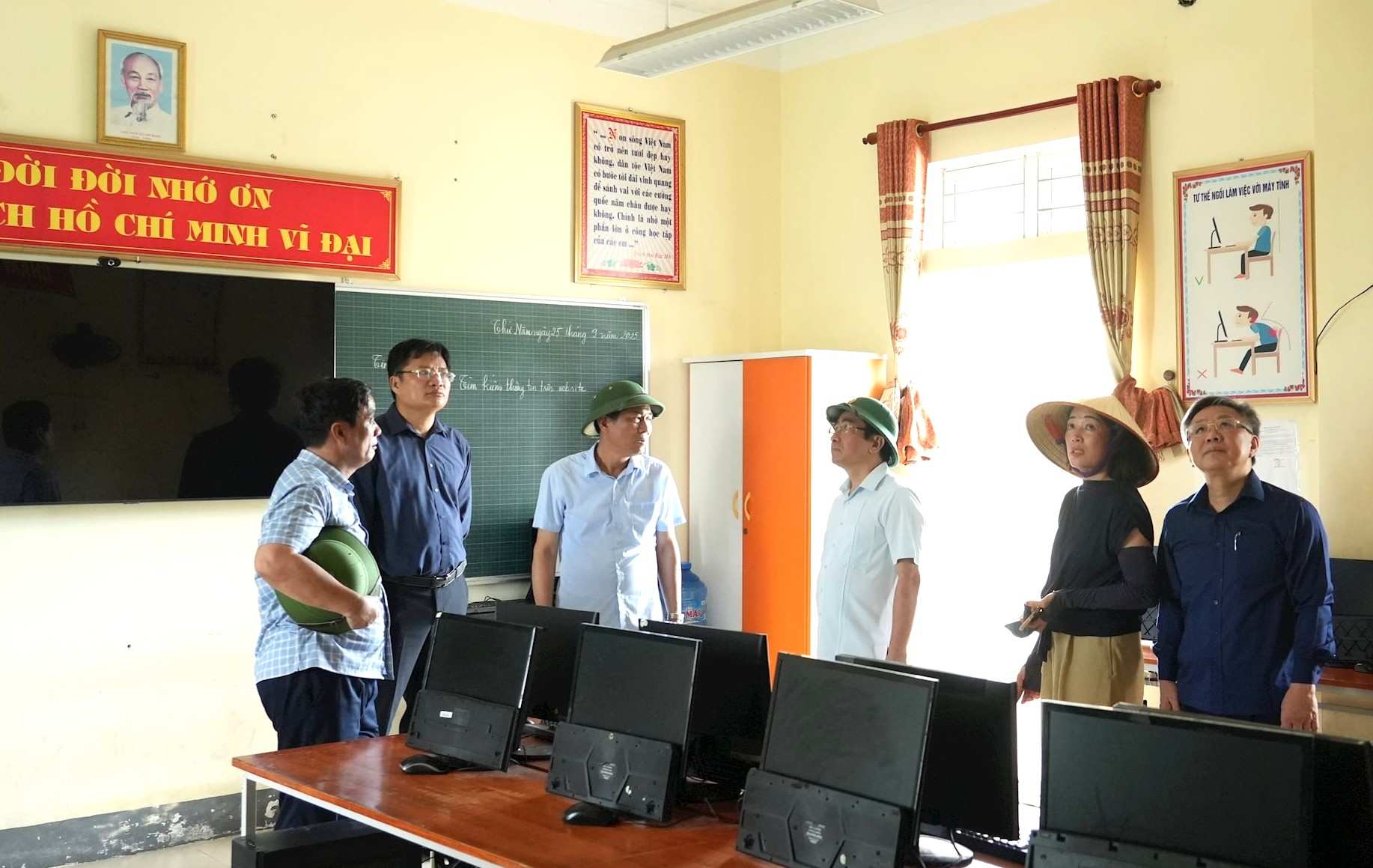 Thai Van Thanh 교수 - Nghe An 교육훈련부 국장과 실무단이 Cua Lo 구에서 태풍 10호 피해 복구 작업을 점검하고 있습니다. 사진: Ngoc Anh