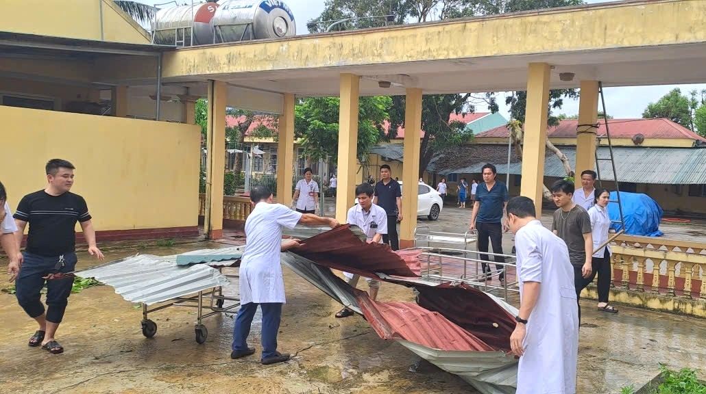 Trung tam Y te Anh Son khac phuc hau qua bao so 10. Anh: Ngoc Anh