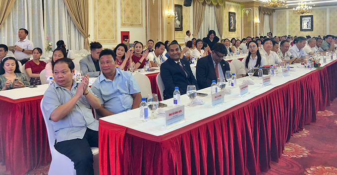 Dai su Dac menh toan quyen nuoc Cong hoa Dan chu Sri Lanka tai Viet Nam cung phu nhan tham du chuong trinh “Gap go mua thu du lich Hai Phong”. Anh: Minh Hung