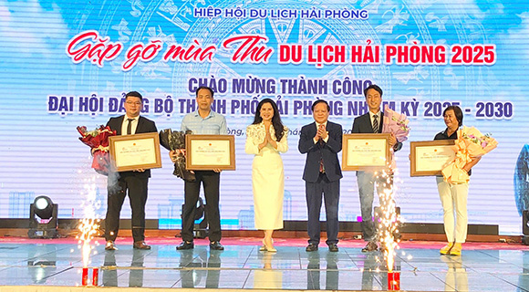 Ms. Tran Thi Hoang Mai - Director of the Department of Culture, Sports and Tourism of Hai Phong presented the certificate of "2025 Vietnam Tourism Award" awarded by the Ministry of Culture, Sports and Tourism to 4 units under the Hai Phong City Tourism Association. Photo: Minh Hung