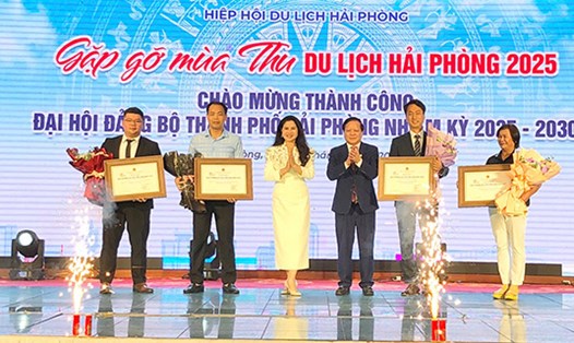 Bà Trần Thị Hoàng Mai - Giám đốc sở Văn hóa, Thể thao và Du lịch Hải Phòng trao giấy chứng nhận “Giải thưởng Du lịch Việt Nam năm 2025” do Bộ Văn hóa, Thể thao và Du lịch trao tặng cho 4 đơn vị thuộc Hiệp hội Du lịch TP Hải Phòng. Ảnh: Minh Hùng