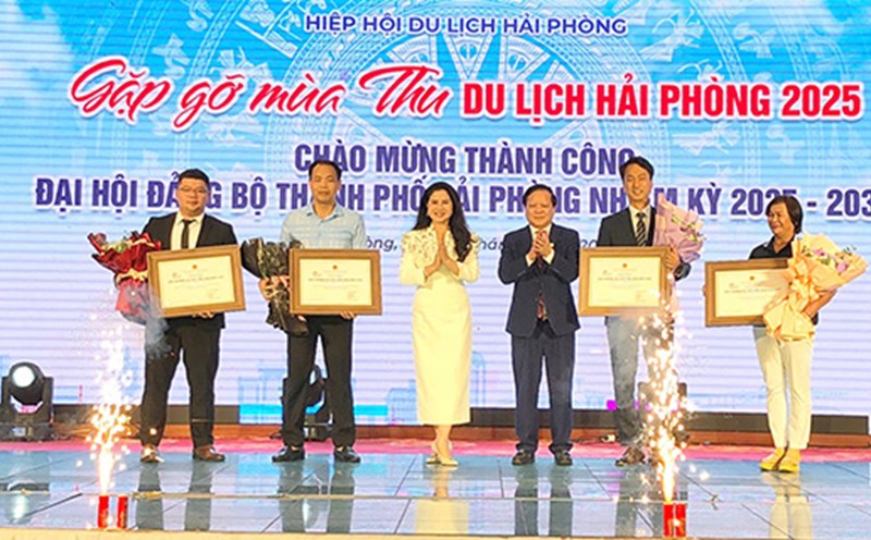 Ms. Tran Thi Hoang Mai - Director of the Department of Culture, Sports and Tourism of Hai Phong presented the certificate of "2025 Vietnam Tourism Award" awarded by the Ministry of Culture, Sports and Tourism to 4 units under the Hai Phong City Tourism Association. Photo: Minh Hung