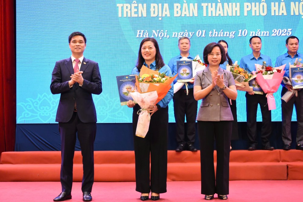 Vice President of the Vietnam General Confederation of Labor Ngo Duy Hieu and Permanent Vice Chairman of the Vietnam Fatherland Front Committee of Hanoi City Bui Huyen Mai presented the Decision to establish the Commune and Ward Trade Union. Photo: Phuong Mai