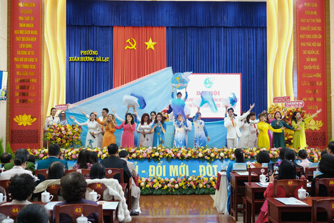 El I Congreso de Diputados de la Union de Mujeres del barrio de Xuan Huong - Da Lat por primera vez mandato 2025-2030 se conecta en linea a 119 comunas barrios y zonas especiales de la provincia. Foto: Do Lam