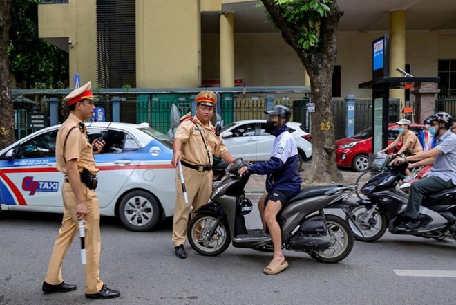 To cong tac Doi Canh sat giao thong duong bo so 6 (Phong CSGT, Cong an TP Ha Noi) dung phuong tien do mot hoc sinh dieu khien, ngay 12.9. Anh: Truong Thang 