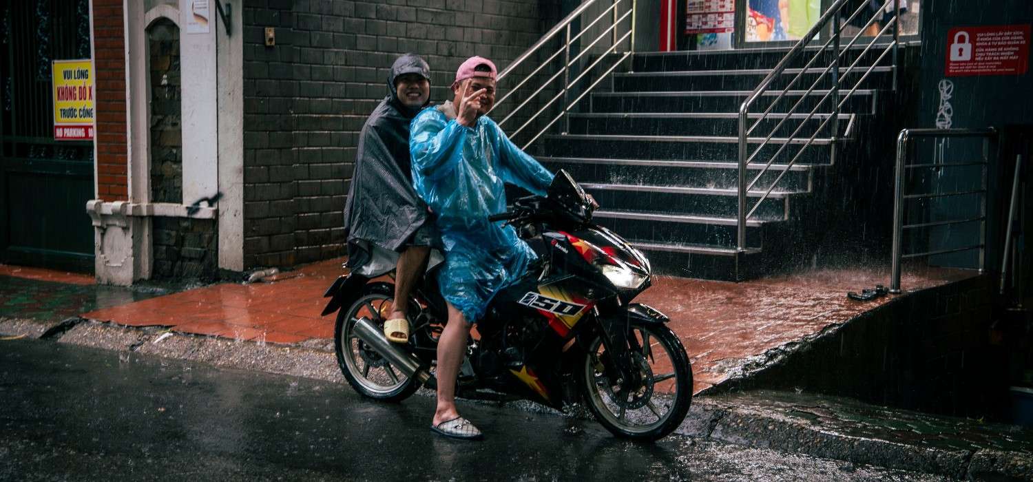 Nguoi dan Ha Noi van lac quan trong mua lu. Anh: NVCC
