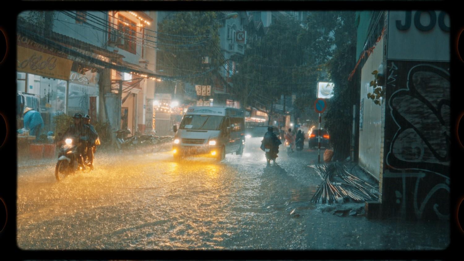 Bao so 10 Bualoi qua lang kinh cua khach Tay. Anh: NVCC