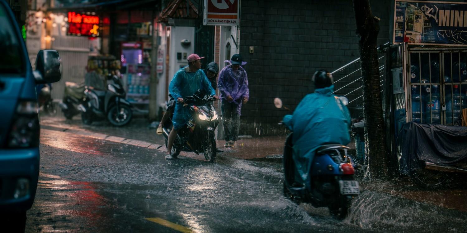 Du khach can can nhac khi du lich Ha Noi trong thoi gian mua lu. Anh: NVCC