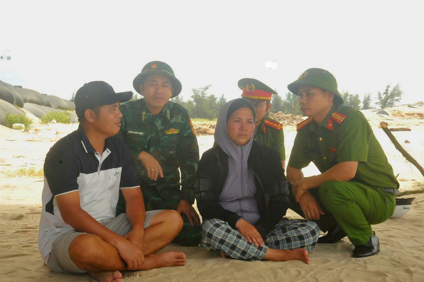 After storm No. 10 passed, the authorities built a tents on the sandbank to temporarily rest for the relatives of the missing crew members. Forces are present here to encourage and comfort people. Photo: Han Nguyen