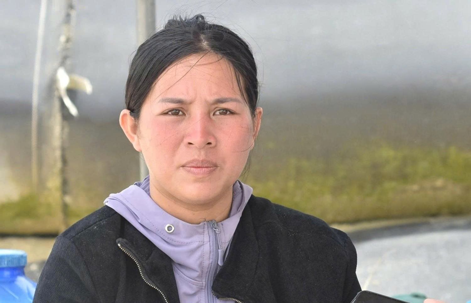Ngay thu 3, chi Linh co mat khu vuc bien xa Nam Cua Viet de ngong cho tin cua nguoi than dang mat tich. Anh: Han Nguyen