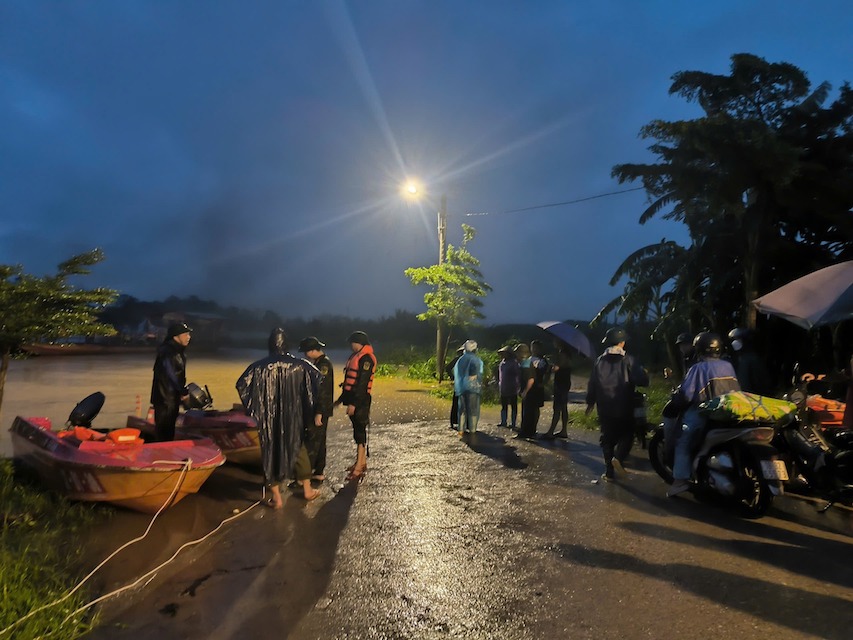 Chinh quyen xa Minh Chau, Ha Noi ho tro di doi tai san cua nguoi dan trong dem. Anh: Truc Nhu