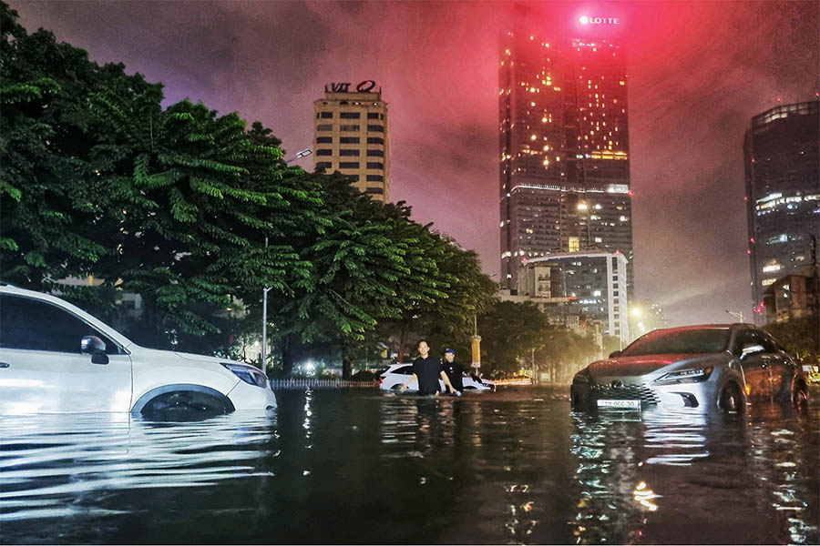 De nombreuses personnes a Hanoï accueillent le nouveau mois dans la rue depensent plusieurs millions pour sauver des voitures dans les zones inondees