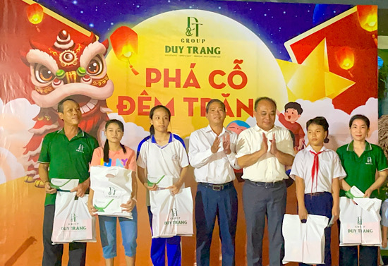 The leaders of D&T Group Company presented Mid-Autumn Festival gifts and rewarded the children of employees with high academic achievements. Photo: Phuong Linh