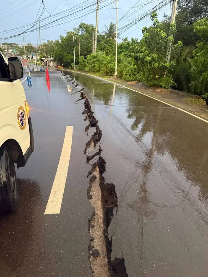Duong sa o tinh Cebu hu hai sau tran dong dat manh 6,9 do richter. Anh: Chinh quyen tinh Cebu