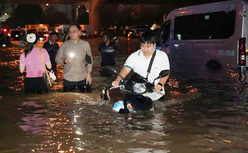 Flooding on Duong Dinh Nghe Street, Hanoi on the evening of September 30. Photo: Song Huu