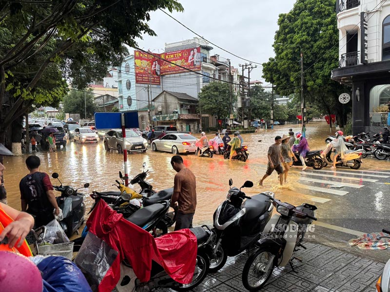 Sang nay nuoc bat dau rut, de lai luong lon bun dat. Anh: Tan Van