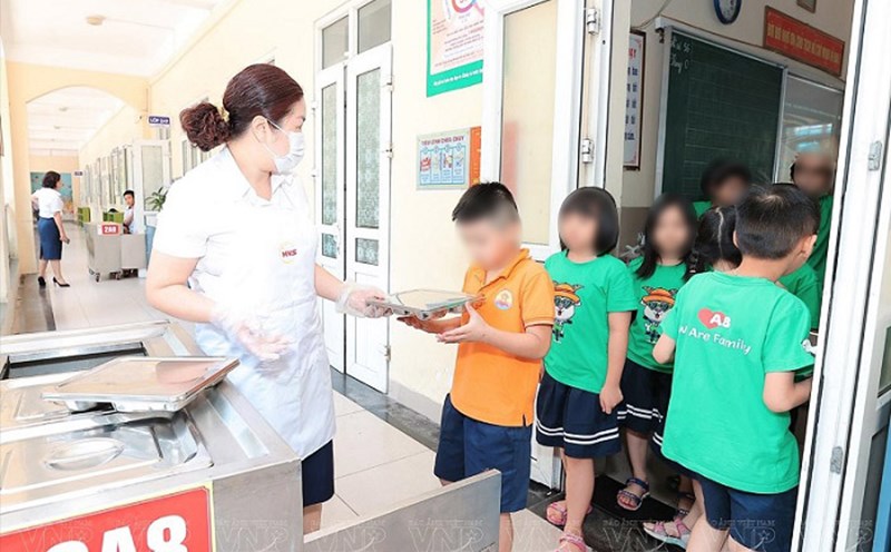 Boarding meals for students of Dich Vong Primary School, Hanoi. Photo: Hoang Ha