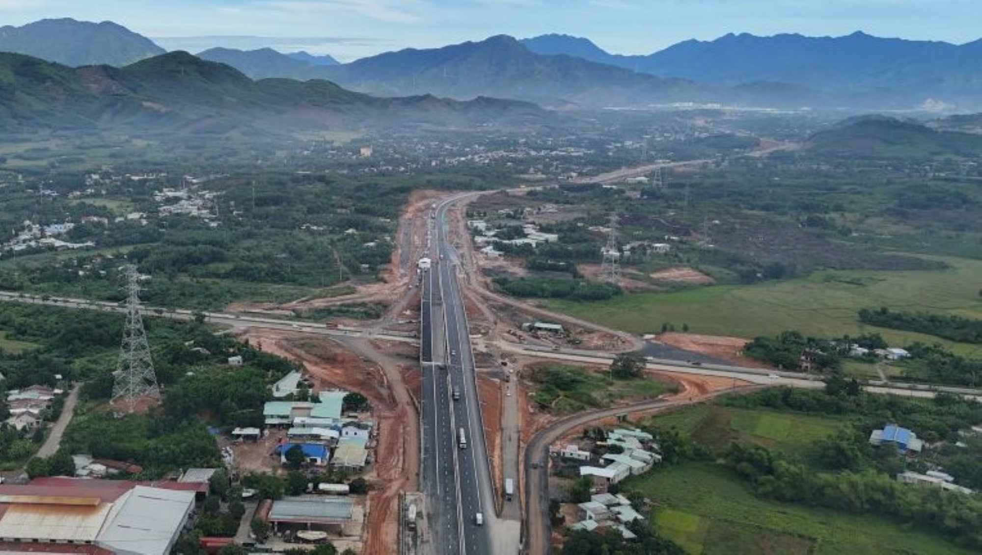 La Son - Tuy Loan高速道路、Hoa Lien - Tuy Loan区間、ダナン市、全長11.5kmが2025年8月19日に開通しました。写真:Tran Thi