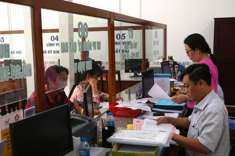 Civil servants at the Truong Long Commune Public Administration Center, Can Tho City handle administrative procedures for people. Photo: Ta Quang