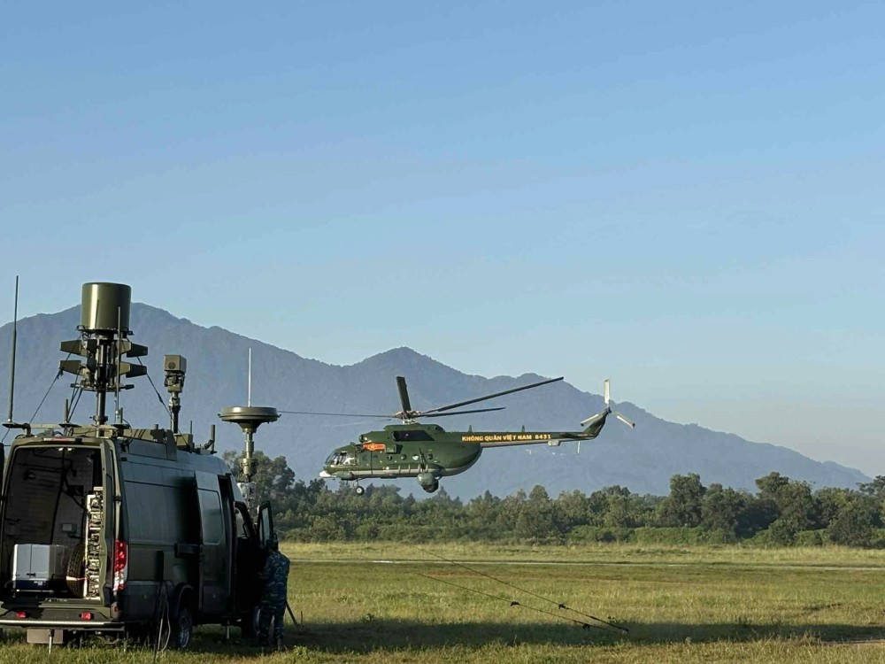 L'equipe d'helicopteres effectue les preparatifs pour le transfert vers la base de Can Tho. Photo : Vung Nguyen