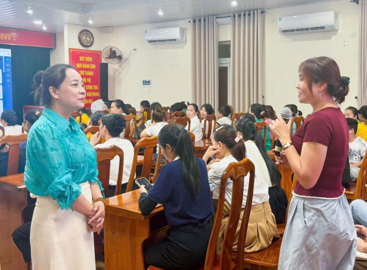 응우한선(Ngu Hanh Son) 동 노동조합은 독립 유치원 수업 기초 노동조합 조합원 및 노동자를 대상으로 직무 교육을 조직합니다. 사진: 응우한선(Ngu Hanh Son) 노동조합