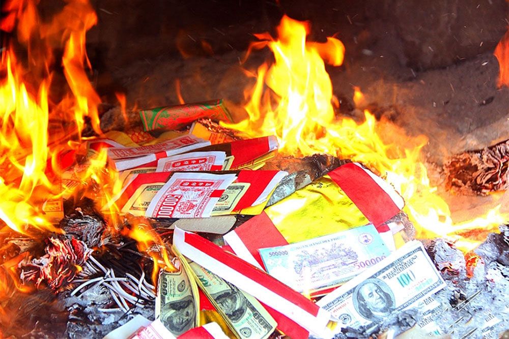 Do not burn votive offerings at the burial place, limit spraying and spreading votive gold at funerals. Photo: VGP