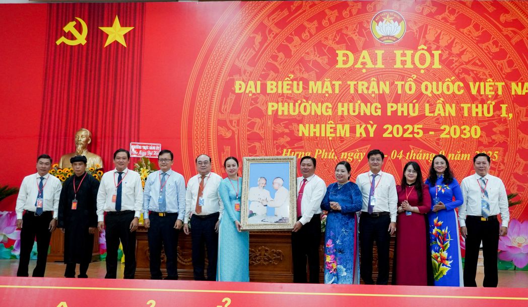 Lanh dao Uy ban MTTQ Viet Nam TP Can Tho tang anh Bac Ho chuc mung Dai hoi dai bieu MTTQ Viet Nam phuong lan thu I, nhiem ky 2025 - 2030. Anh: Phuong Anh