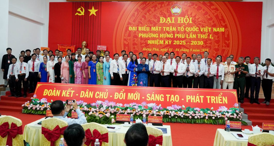 Lanh dao Uy ban MTTQ Viet Nam TP Can Tho chuc mung Ban Thuong truc Uy ban MTTQ Viet Nam phuong Hung Phu nhiem ky 2025 - 2030. Anh: Phuong Anh