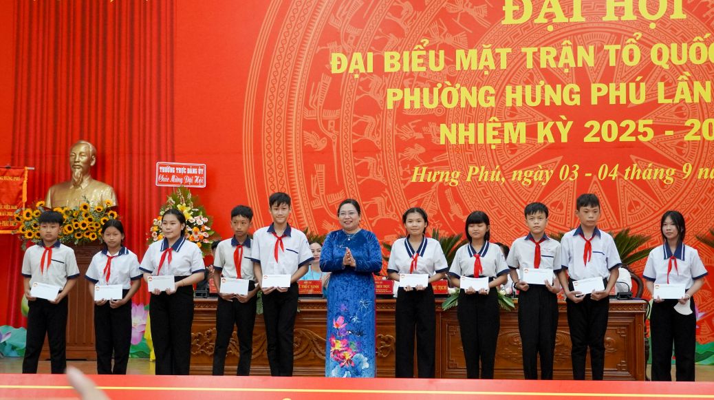 Ba Ho Thi Cam Dao trao hoc bong cho cac em hoc sinh tai Dai hoi. Anh: Phuong Anh