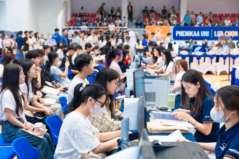 Cac tan sinh vien Dai hoc Phenikaa lam thu tuc nhap hoc nam 2025. Anh: Phenikaa