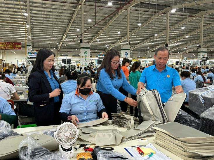 Lam Dong 지방 노동 연맹 상임 위원회가 노동조합 기초 조직을 조사하고 안내합니다. 사진: Do Thiem