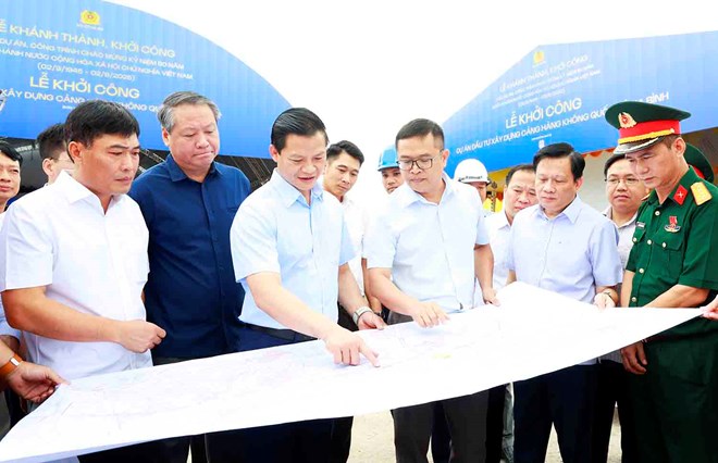 BAC NINH州人民委員会の議長Vuong Tuanは、8月17日にGia Binh Airport Projectの進捗状況を検査しました。写真：Dieu Hoa