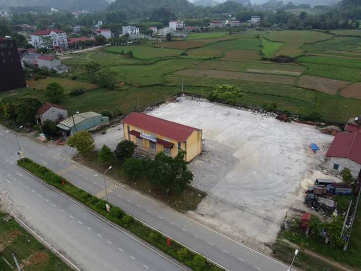 Vue panoramique de la gare routiere Trung Khanh. Photo: camionnette bronzee